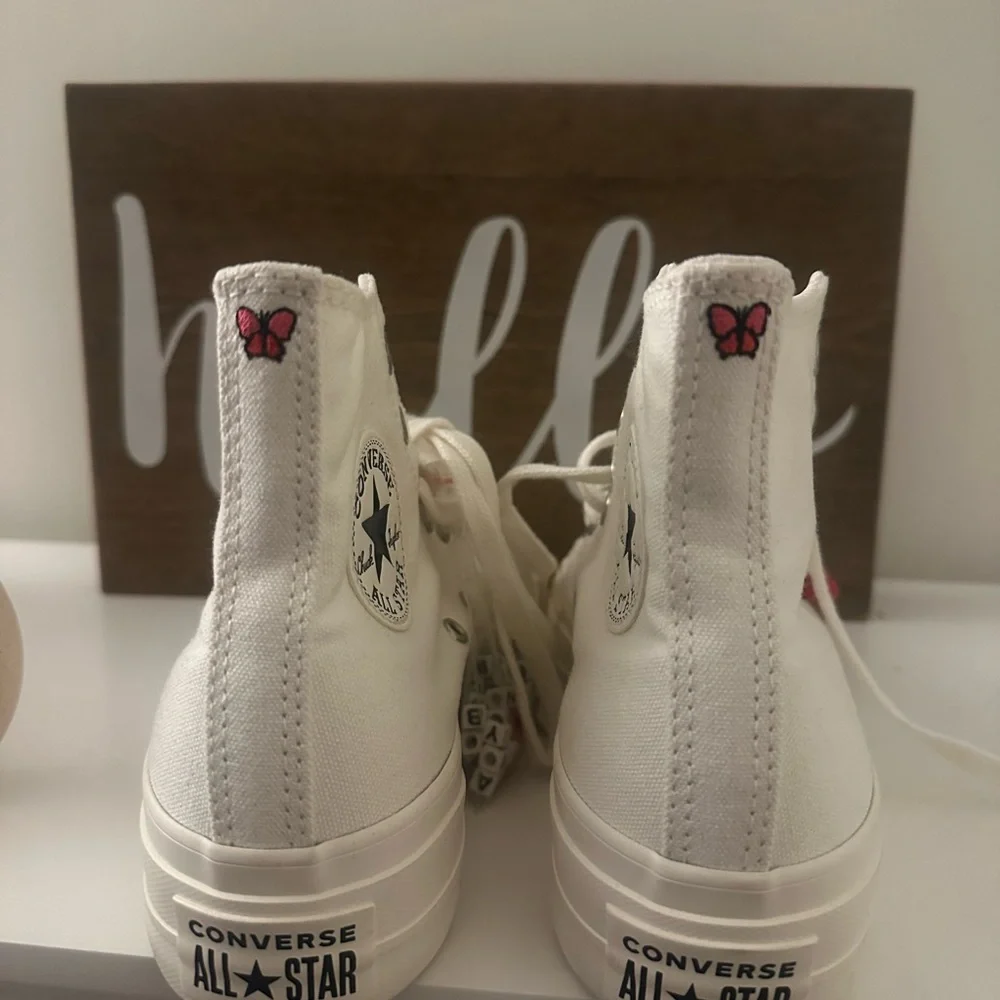 *NWOT* Converse Women's Off-White Platform Sneakers - Picture 6 of 7